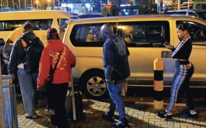 DJ Maphorisa yamaze hafi isaha ku kibuga cy'indege cya Kigali yabuze umwakira