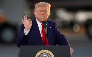 Trump yemeje ko Amerika iri kurasa muri Iran