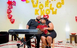 Umunyamakurukazi wa KC2 yambitswe impeta n'umuhanzi w'indirimbo zo kuramya no guhimbaza Imana