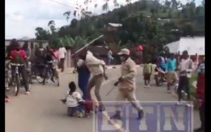 Musanze: Hatawe muri yombi abagabo 2 bagaragaye mu mashusho bakubitara umugore ku karubanda 