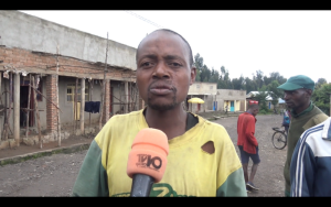 Musanze: Umuturage amaze imyaka ibiri arara mu bwiherero nyuma yo gusenyerwa n'uwiyitaga umuyobozi