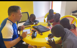 Amashusho agaragaza umutoza wa Rayon Sports yigisha abana yakoze ku mitima ya benshi(VIDEO)