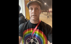 Qatar:Umunyamakuru wagiye kureba umupira yambaye umupira wamamaza ubutinganyi yababajwe nibyo yakorewe