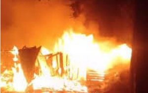 Umugabo yatwitse inzu kubera gushwana na se bapfuye amashilingi 100