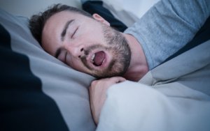 Dore ingaruka mbi cyane zizakubaho niba ujya usinzira wasamye