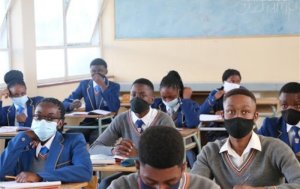 Abangavu n'ingimbi bahishuye uko bakiriye gukingirwa Covid-19 yakerereje amasomo yabo