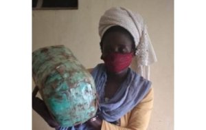 Nyabihu: Polisi yafatanye umugore udupfunyika turenga ibihumbi 2 tw'urumogi