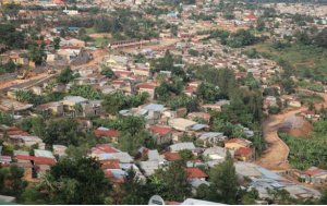 Umugabo yavuye ku kazi asanga umugore we rwahanye inkoyoyo muri Ghetto y'umusore baturanye 