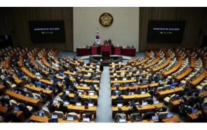 Koreya y'Epfo: Abadepite batambamiye iyeguzwa rya Perezida Yoon Suk Yeol