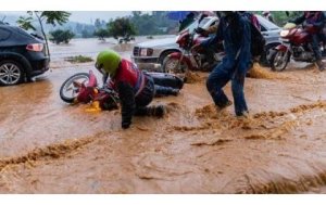 Ubuyobozi bw'umujyi wa Kigali bwatangaje ko abatuye mu manegeka bari kwimurwa kubera imvura