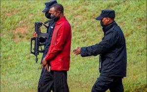 Moses wazinduwe igicuku kandi arinzwe cyane yaburanye asa n'uwemera ibyo ashinjwa