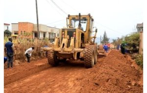Minisitiri Murangwa yashyize umucyo ku cyahagaritse kubaka imihanda igirwamo uruhare n'abaturage