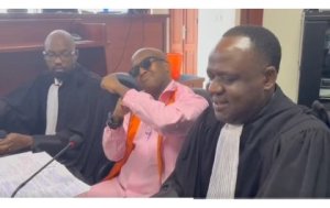 Karasira yageze mu rukiko akora ikimenyetso cya Tuff Gangs