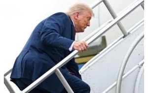 Trump yasitaye ku ngazi ya ‘Air Force One'