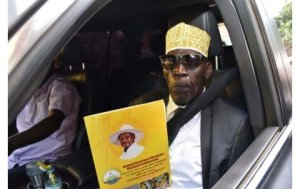 Yananiwe kuva mu modoka kubera izabukuru: Umukandida w'ishyaka rya Museveni yahindutse iciro ry'imigani