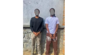 Polisi yataye muri yombi babiri bagaragaye bakubitira umukobwa mu muhanda