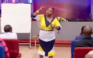 Pasiteri yagaragaye asaba abagabo konka amabere y'abagore babo