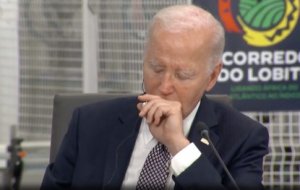 Perezida Joe Biden yagaragaye ahondobera mu nama