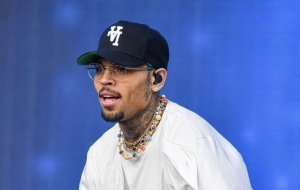 Ikirego cyatumye Chris Brown afungirwa mu Bwongereza gishobora gukurwaho