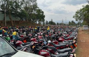 Polisi n'Umugi wa Kigali bakebuye Abamotari batubahiriza amategeko no kutubaha isuku