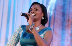 Gaby Kamanzi arambiwe abagabo bahora bamwoherereza ubutumwa bamureshya