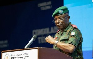 Gen Maj Ekenge yarezwe muri ICC kubera amagambo ye yibasira Abatutsi