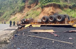 Nyamasheke: Ikamyo yavanaga amakara muri Tanzania yaguye ihitana umushoferi