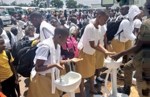 Mu gihe hari umunyeshuri uzagaragaraho Covid-19 hashobora gufatwa undi mwanzuro