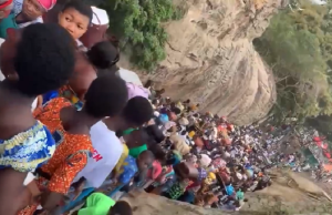 Ghana: Bahuruye bajya ku nkuge yubatswe n'uwahanuye imperuka wiyise Noah