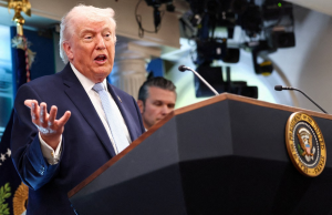 Trump yatangaje ko ingabo za Amerika zizaguma hafi ya Iran mu gihe itaremeza amasezerano