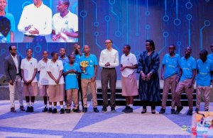 Abanyeshuri bato bakoze 'robots' bishimisha Perezida Kagame abaha impano
