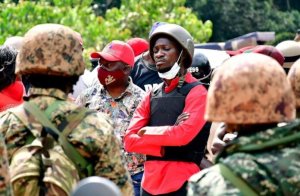Uganda: Minisitiri yavuze ko nta cyaha Bobi Wine yakoze, yamagana ibitero ku rugo rwe
