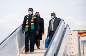 Perezida Mnangagwa yageze mu Rwanda yitabiriye inama ya #AGRF2022