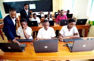 Nyuma y'Imyaka 4 abanyeshuri ba UR bagiye guhabwa mudasobwa nziza kurusha izatangwaga 