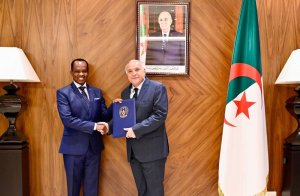 Amb. Vincent Karega yatanze kopi z'impapuro zimwemerera guhagararira u Rwanda muri Algérie