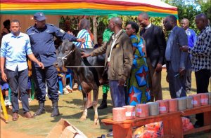 Itorero Anglican Gikomero ku bufatanye na Compassion International boroje Imiryango 16 Itishoboye