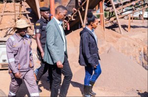 Uganda: Minisitiri ushinzwe ubucukuzi bw'amabuye y'agaciro yarusimbutse