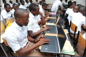 Gutangira saa mbiri, guhuza amasomo, kwiga ingunga ebyiri, mu mpinduka REB yatangaje