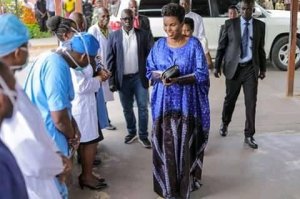 Burundi: Umugore wa Perezida Ndayishimiye yahembye umugore wabyaye abana 3 umwe agapfa [AMAFOTO] 