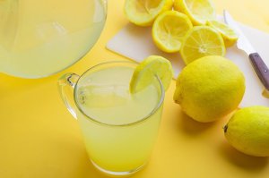 Reba akamaro gakomeye utari uzi amazi arimo indimu afitiye umubiri w'umuntu n'ubuzima 