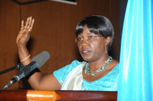 Minisitiri w'Ibidukikije Dr. Mujawamaliya "yihanangirije" Minisitiri w'Uburezi ndetse anamusaba raporo yihuse