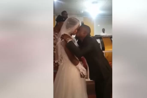 Umugeni yanze gusoma umugabo we ubwo pasiteri yari abahaye rugari [AMAFOTO]