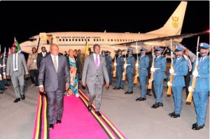Perezida Museveni na Cyril Ramaphosa baganiriye ku ntambara ya FARDC na M23