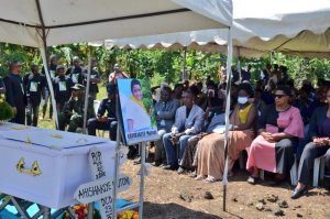 Uwapfiriye mu muvundo w'abaje mu kwiyamamaza kwa Perezida Kagame yashyinguwe n'abarimo abasenateri