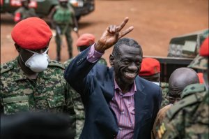 Besigye yashinjwe gushaka guhirika ubutegetsi nyuma yo gushimutirwa muri Kenya