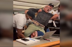 Amerika: Umunyamakuru yasohowe adakoza amaguru hasi kubera ikibazo ku ntambara yo muri Gaza 