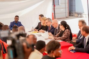 Abadipolomate b'i Burayi basabye murumuna wa Museveni kubafasha Gen Muhoozi wababujije amahwemo