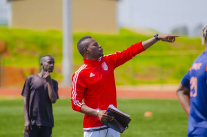 Umutoza Seninga Innocent yongerewe amasezerano muri Etincelles FC