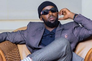 Rurageretse hagati ya Eddy Kenzo n'abategura ibitaramo muri Uganda