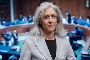 White House yirukanye ku ngufu umuyobozi wa US CDC wanze kwegura